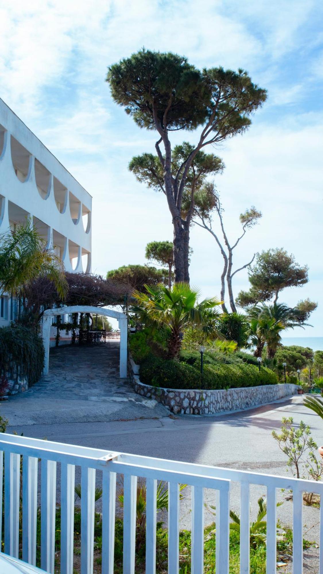 Hotel Sinuessa Terme 蒙德拉戈内 外观 照片