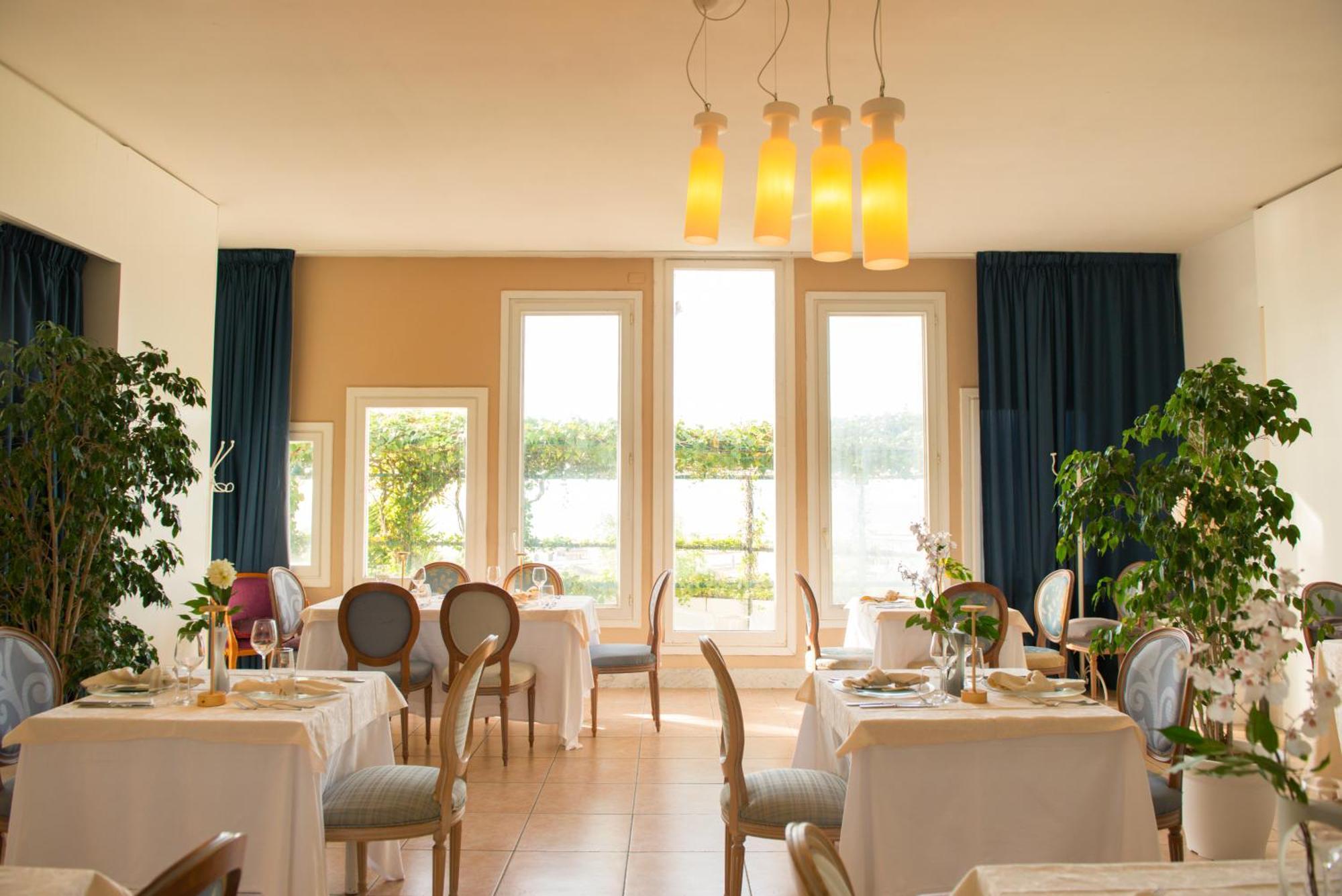 Hotel Sinuessa Terme 蒙德拉戈内 外观 照片
